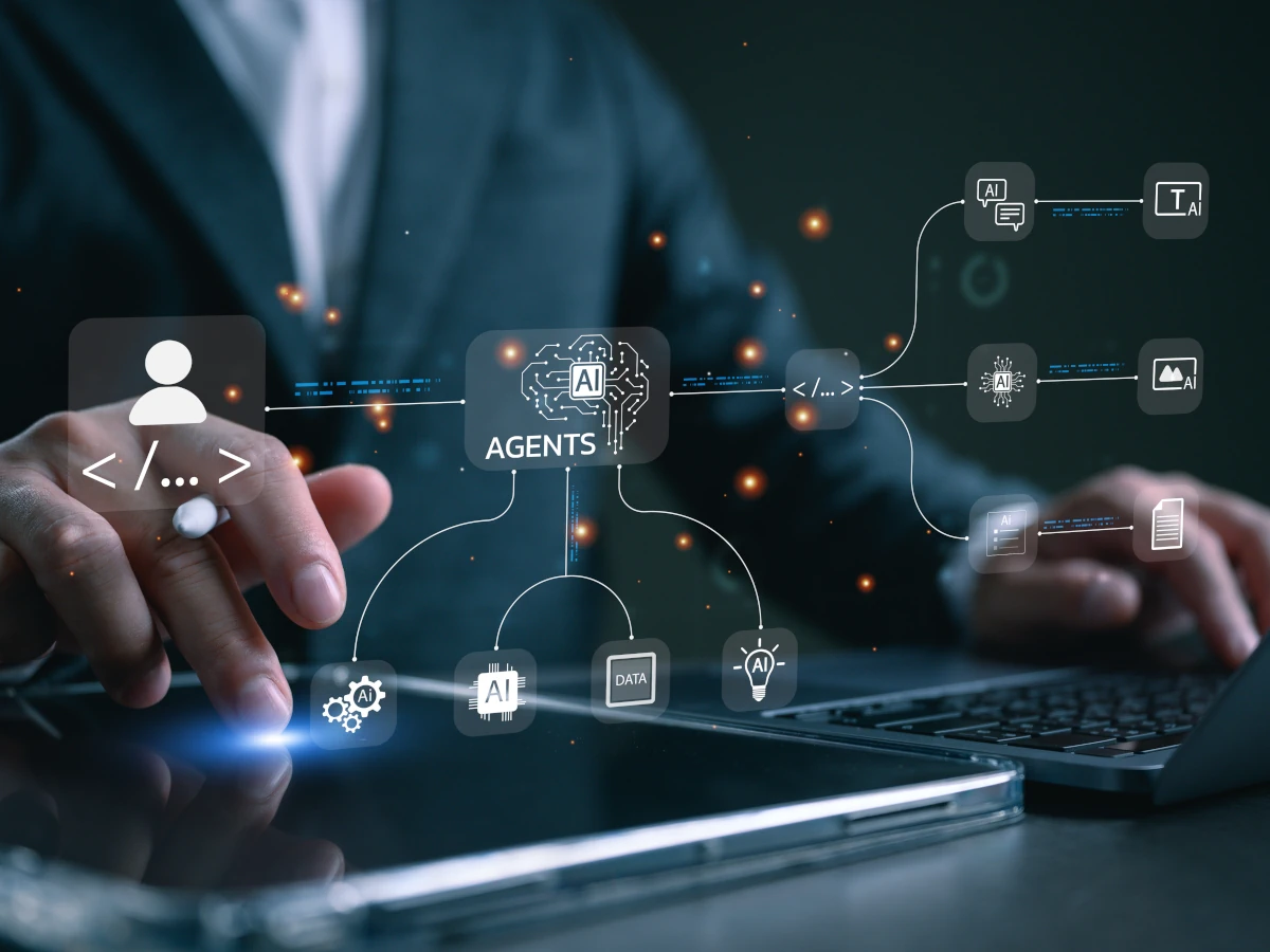 Mann am Computer mit AI-Tools, Agenten und Daten