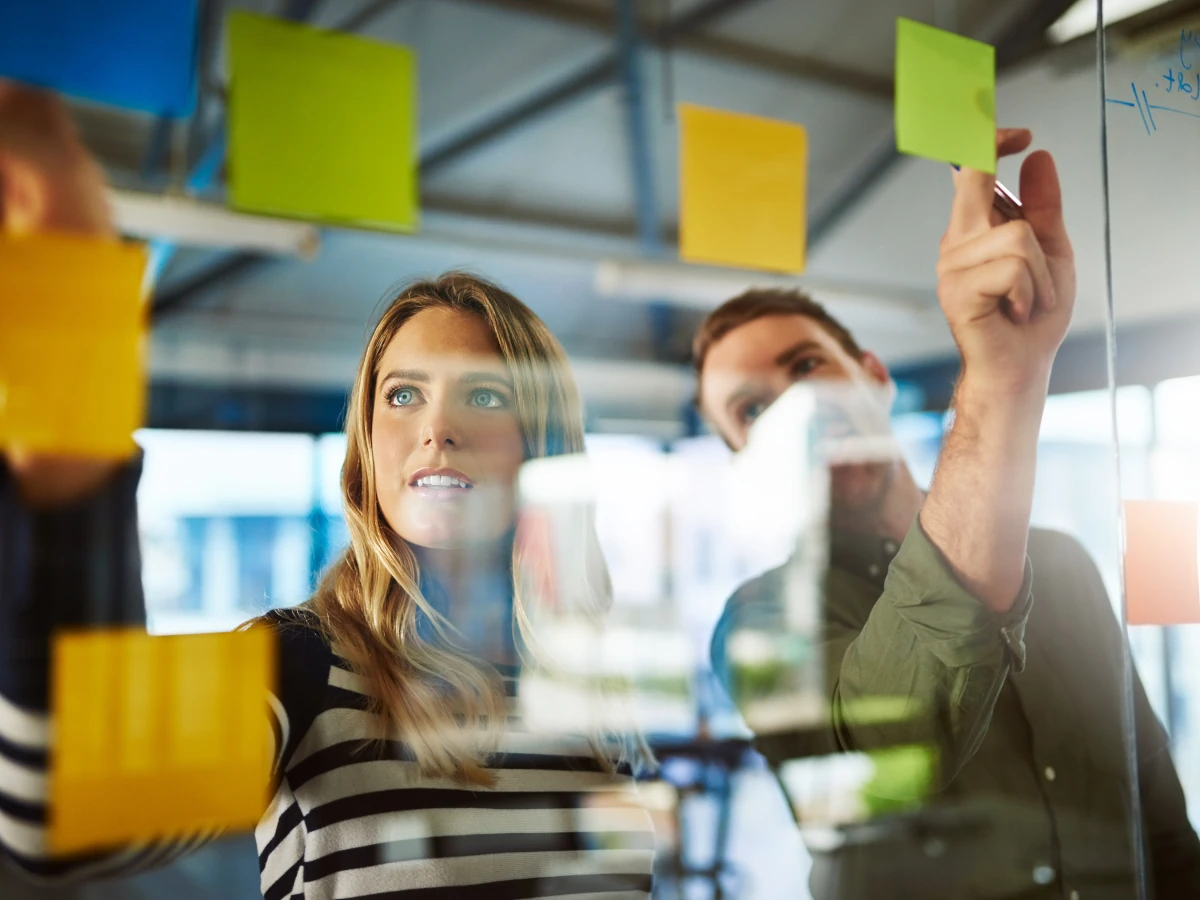 Kanban-Board und Projektmitglieder bei der Diskussion