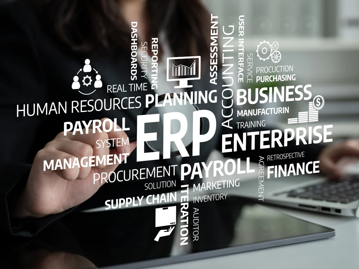 Berater im Kundengespräch mit Software-Vergleich auf Bildschirm