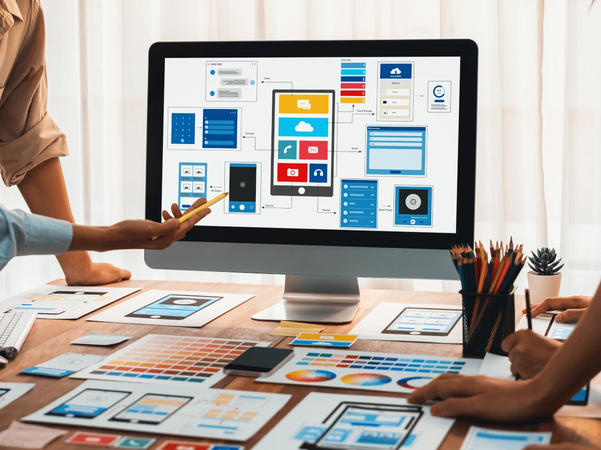 Entwickler-Workspace mit diskutierenden Personen, Code-Editor und moderner Web-App